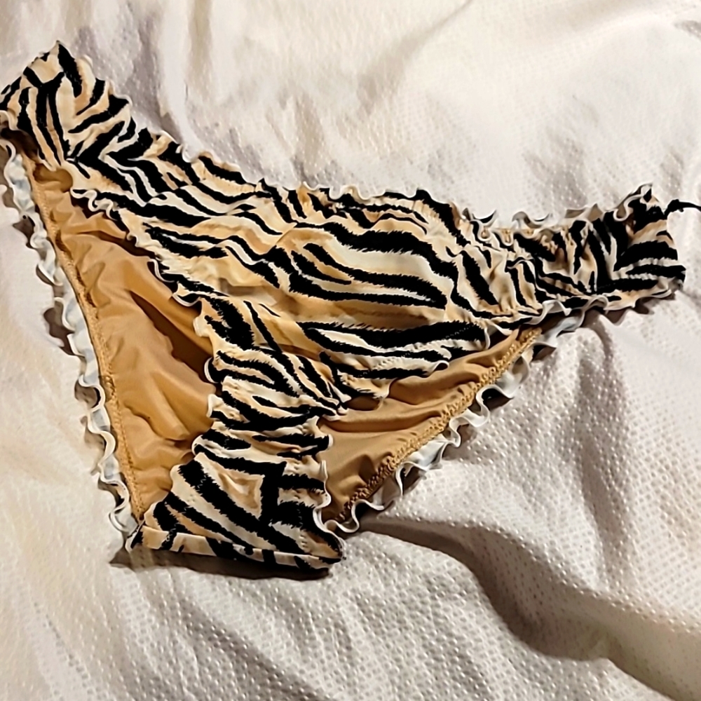 NWOT BUTT ENHANCING LINED RUCHED BIKINI SWIM BOTTOM MEDIUM